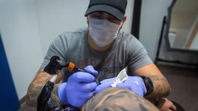 Rusia: gana miles de euros vendiendo espacios publicitarios tatuados en su cuerpo