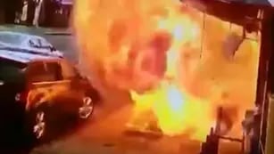 Impactante video: un hombre quedó envuelto en llamas tras una terrible explosión subterránea
