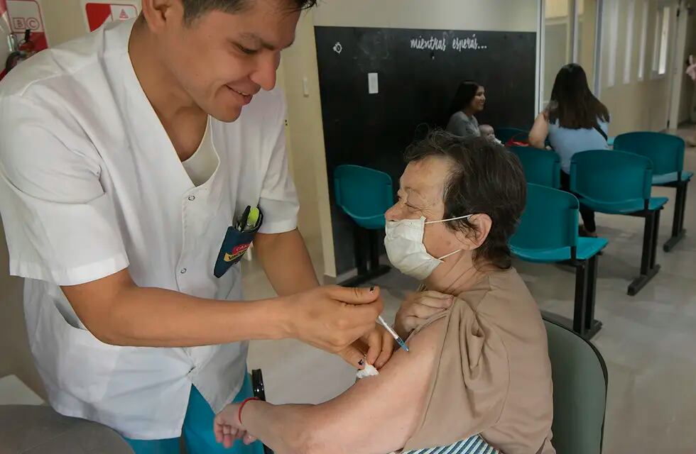 Se adelanta la llegada de la vacuna bivalente a Mendoza y se espera el ingreso la próxima semana

Foto: Orlando Pelichotti / Los Andes
