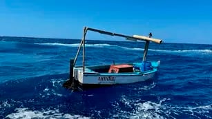 Imágenes estremecedoras: seis cubanos remaron con las manos en una balsa y un crucero de lujo los rescató