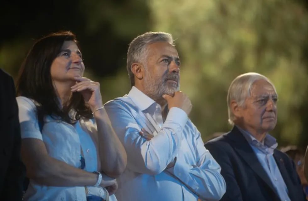 El gobernador Alfredo Cornejo; la titular del Emetur, Gabriela Testa y el ministro de la Corte, Julio Gómez.
