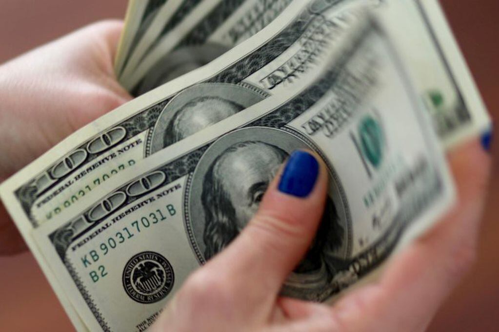 El dólar blue cotiza por debajo del "dólar ahorro" . (REUTERS)