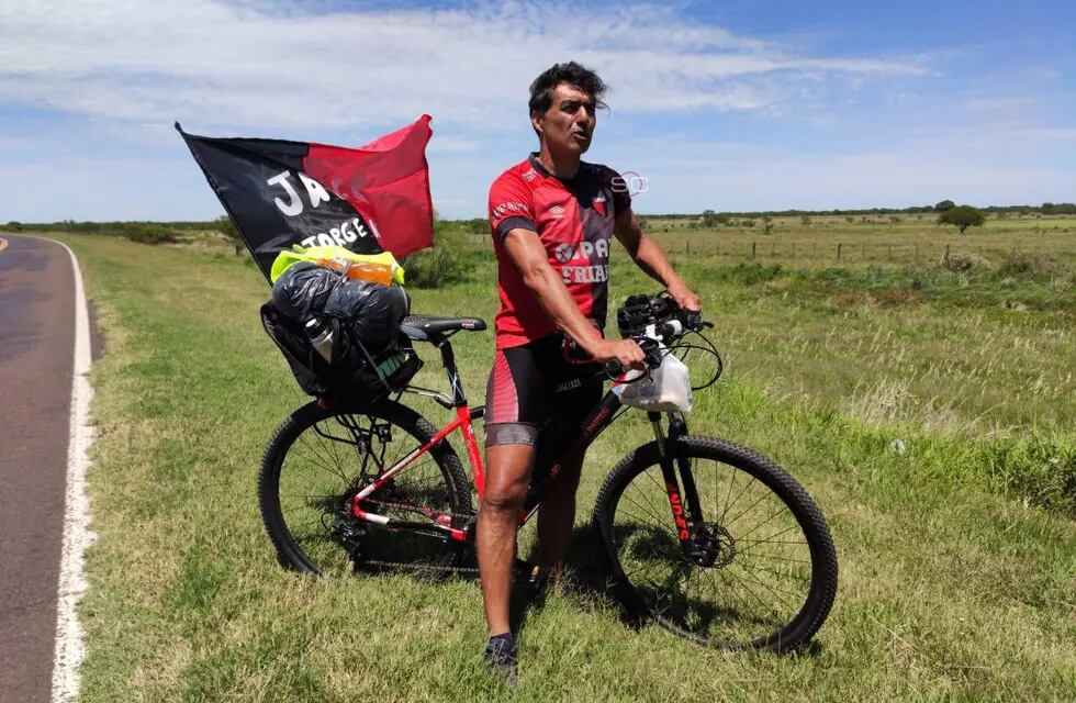 Un fanático de Colón recorrerá 720 kilómetros en bicicleta para estar en la gran final