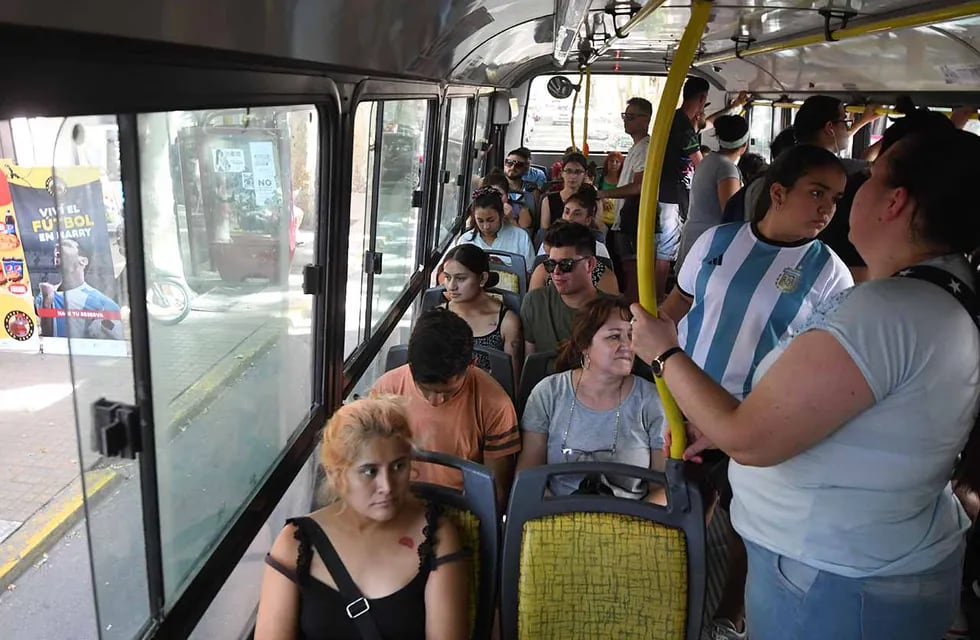 En Mendoza se usa menos el automovil y el transporte público ha marcado un record en la venta de pasajes, esto se debe el costo del combustible, el gasto que genera mover un auto.

Foto: José Gutierrez
