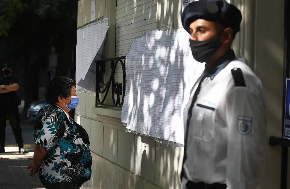 Los ciudadanos chilenos residentes en Mendoza, votan para elegir presidente en el Consulado de Chile, ubicado en calle Belgrano de Ciudad.