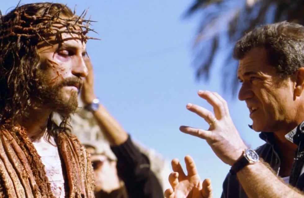 El actor Jim Caviezel recibe indicaciones de Mel Gibson durante el rodaje de la primera película.