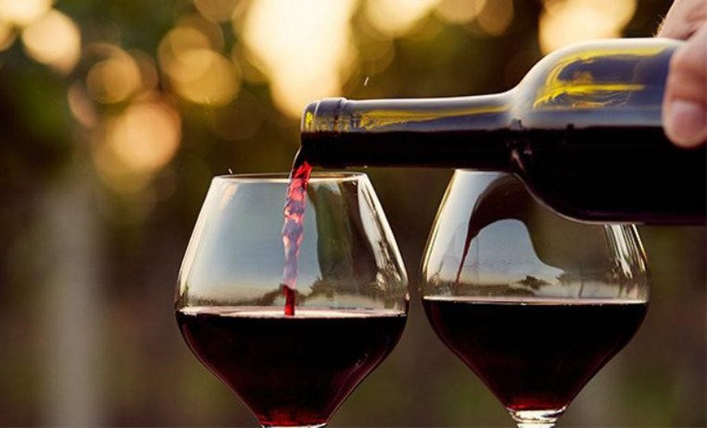 Una bebida, ya sea un buen vino o un aperitivo, siempre son opciones confiables.