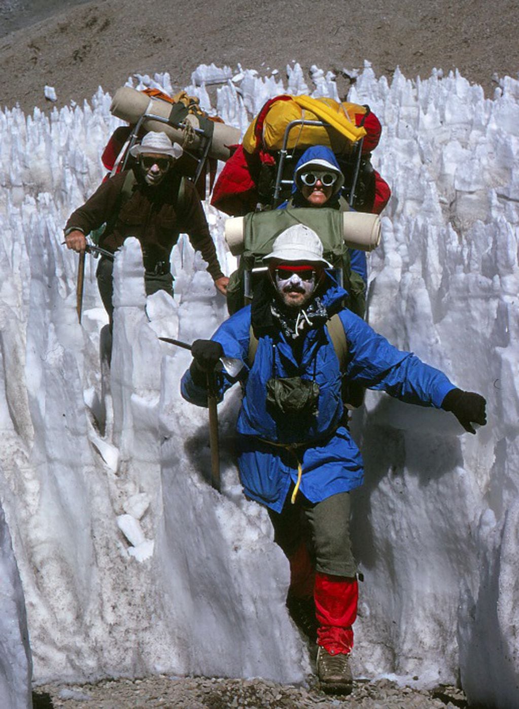Cooper, primer plano, Johnson y McMillen entre los penitentes del cerro Aconcagua (John Shelton)