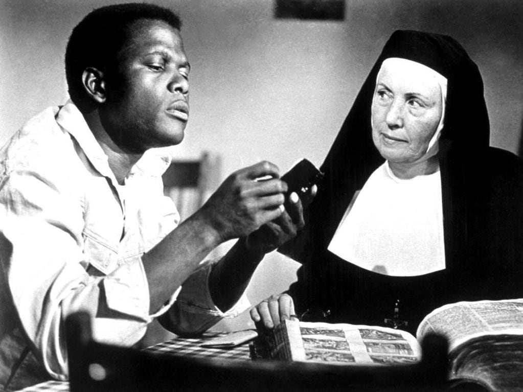 Sidney Poitier interpretando a un trabajador que construye una iglesia para un grupo de monjas en el film “Lilies of the Field’. ' 