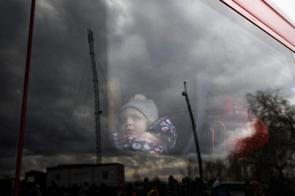 Un niño refugiado que huye del conflicto desde la vecina Ucrania se sienta en un autobús en la frontera rumano-ucraniana, en Siret, Rumania. (AP)