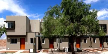 Un duplex de dos dormitorios en Villa Catalina, Las Heras, cuesta $9.674.073,34, se requiere un ahorro mínimo de $2.434.814,67, e ingresos del grupo familiar de al menos $142.919,28.