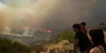Una ladera del cerro Vizcacha sigue en llamas y esperan sofocarlas hoy. Piden denunciar cualquier amenaza que pueda generar otro siniestro.