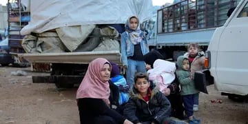 Refugiados sirios esperan a cruzar la frontera de regreso a Siria