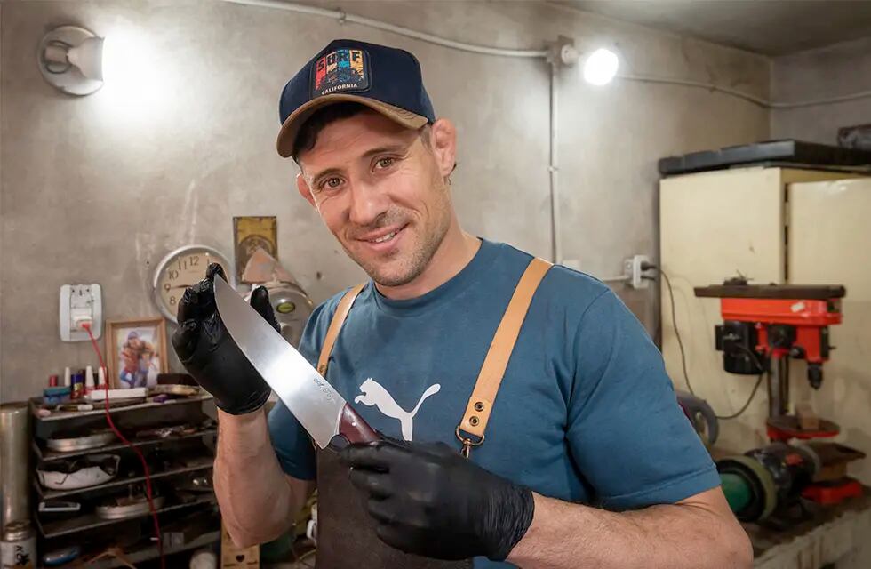 Agustin Peppi Scopel es forjador de cuchillos y participó de la quinta temporada de "Desafío Sobre Fuego". Foto: Ignacio Blanco / Los Andes