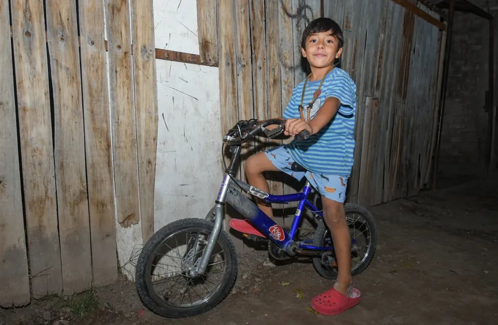 Recorre todos los días las calles de su barrio en su flamante bicicleta. Foto: Nicolás Rios / Los Andes