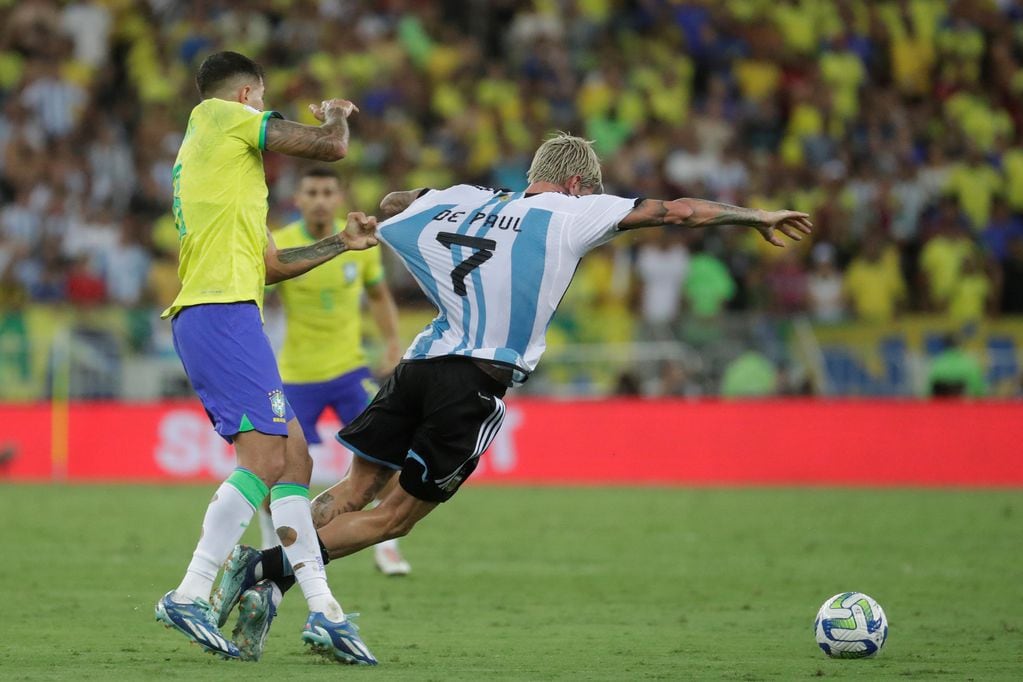 Rodrigo De Paul, en acción en Brasil vs. Argentina. (AP).