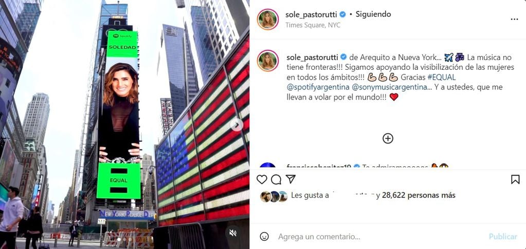 Soledad Pastorutti emocionada por su promoción en una de las pantallas de Nueva York.