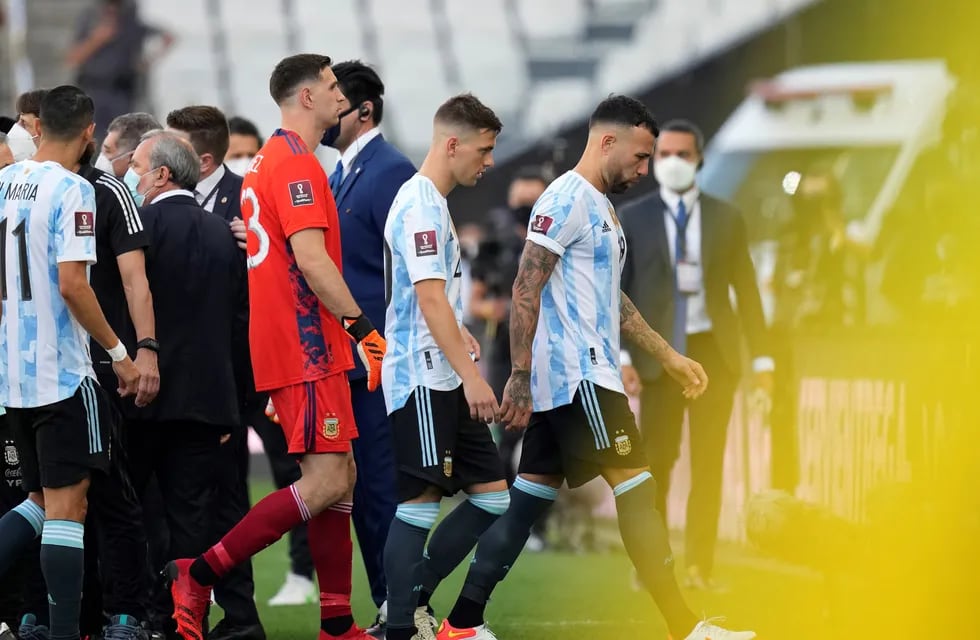Los jugadores argentinos se retiran hacia el vestuario tras la suspensión del partido por las Eliminatorias Sudamericanas. / Gentileza.