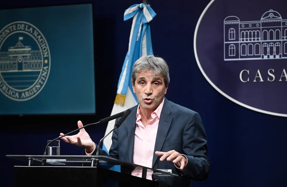 Luis Caputo da una conferencia de prensa en Casa Rosada, en Buenos Aires, el 26 de enero de 2024. / Foto: Mariana Nedelcu
