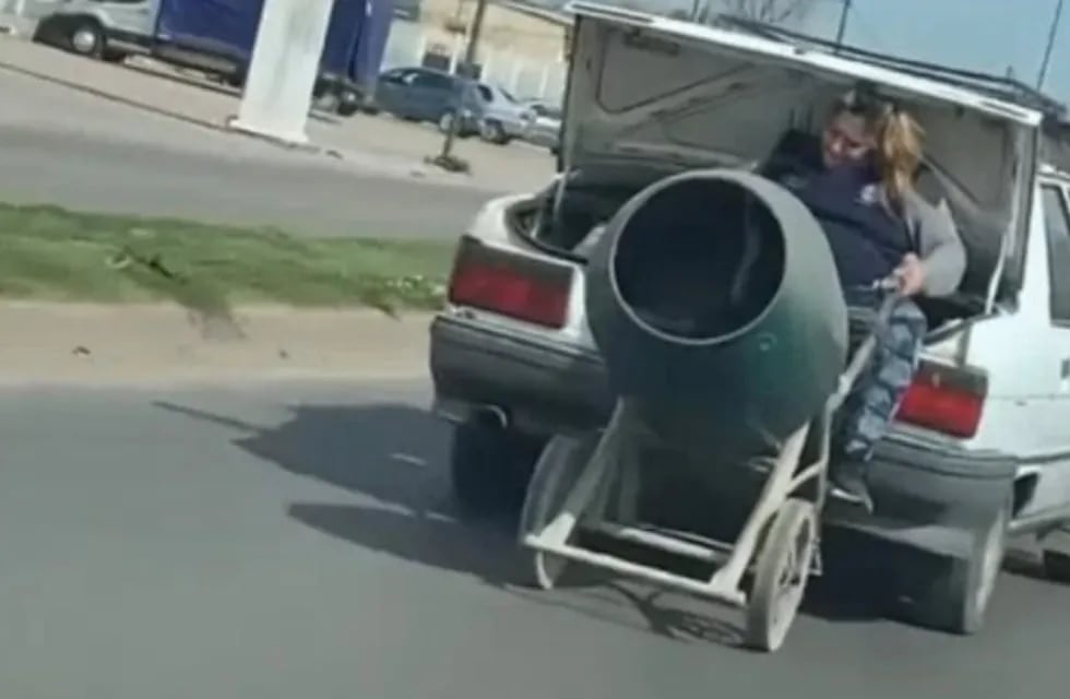 Una mujer protagonizó el viral del conurbano bonaerense: viajó en el baúl del auto sujetando una mezcladora de cemento.