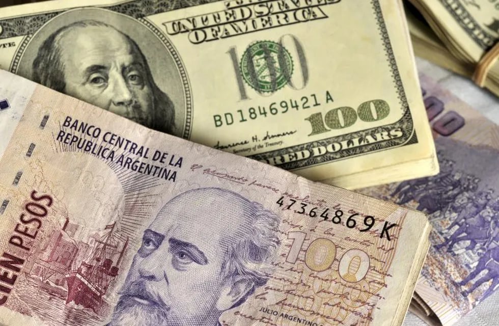 Pesos argentinos y dólares.