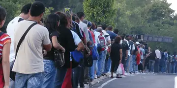 Gente haciendo fila