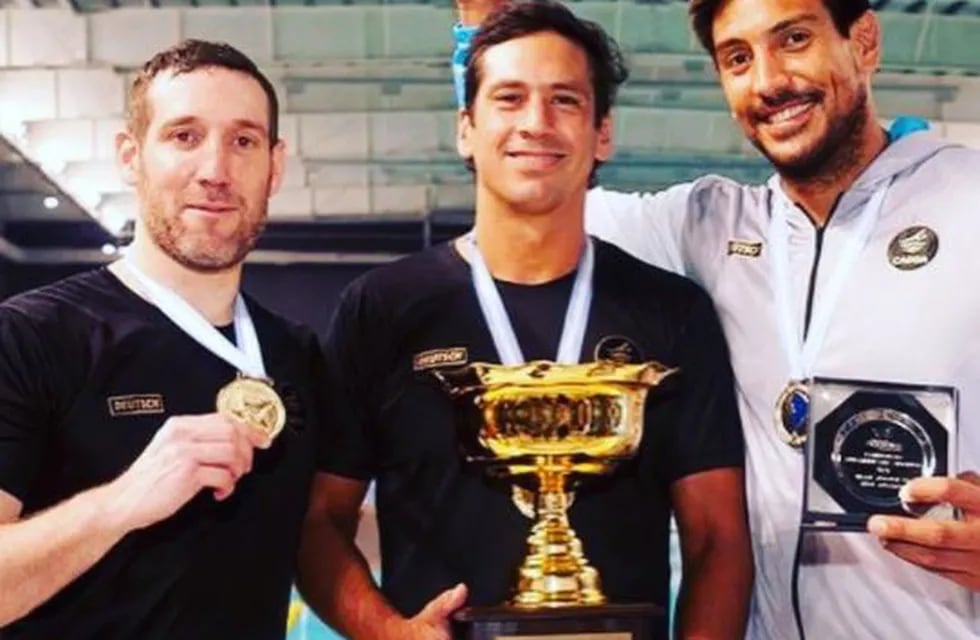 Juan Pablo Montané (centro) con la copa de Campeón Sudamericano de waterpolo. /Gentileza