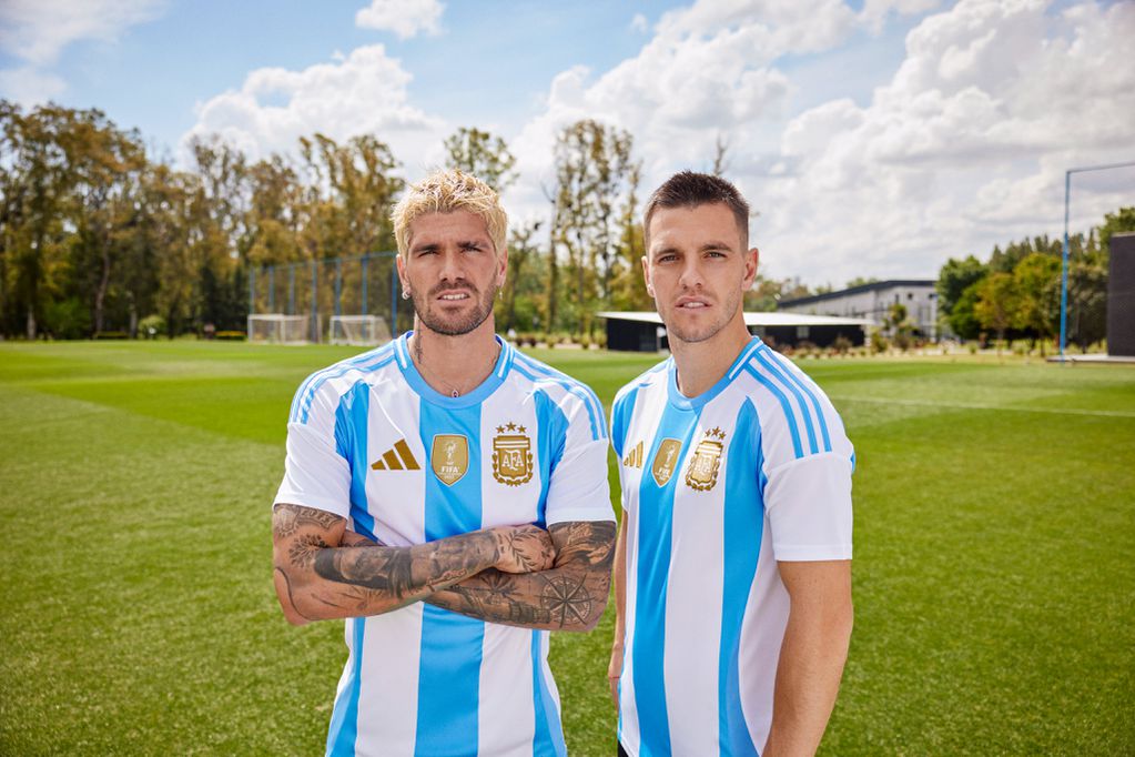 Rodrigo de Paul y Giovanni Lo Celso lucen la nueva camiseta de la Selección Argentina