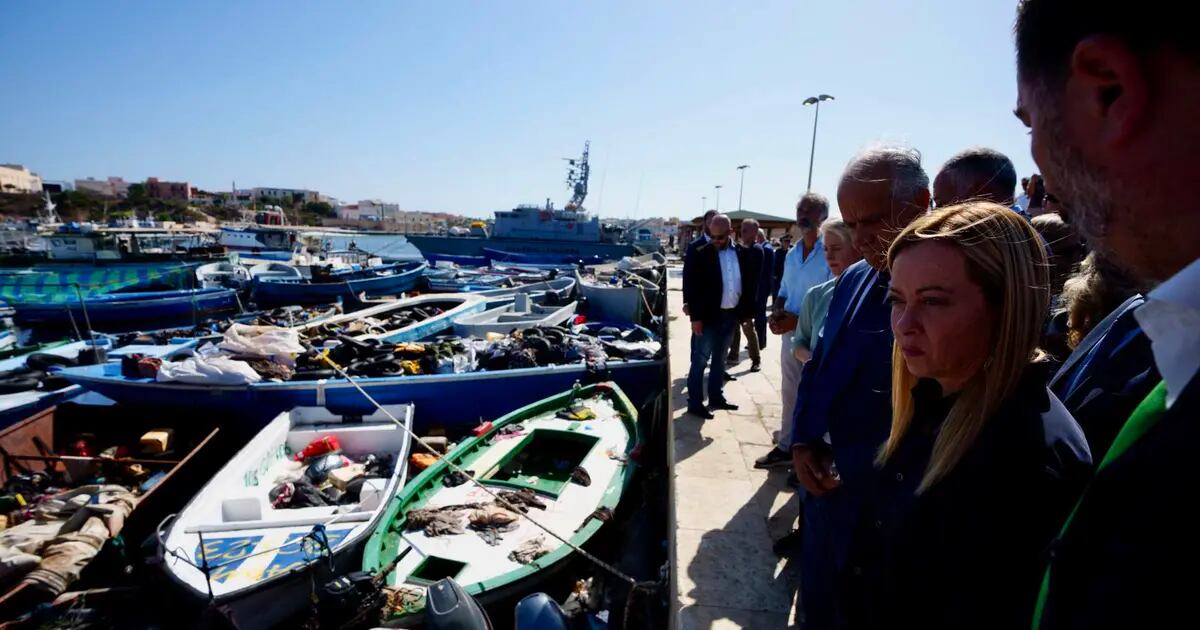preoccupazioni nell’Unione Europea a causa dell’arrivo in massa di migranti in una piccola isola italiana
