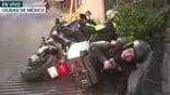 Una periodista cayó de una moto en una pronunciada pendiente mientras transmitía en vivo y se volvió viral