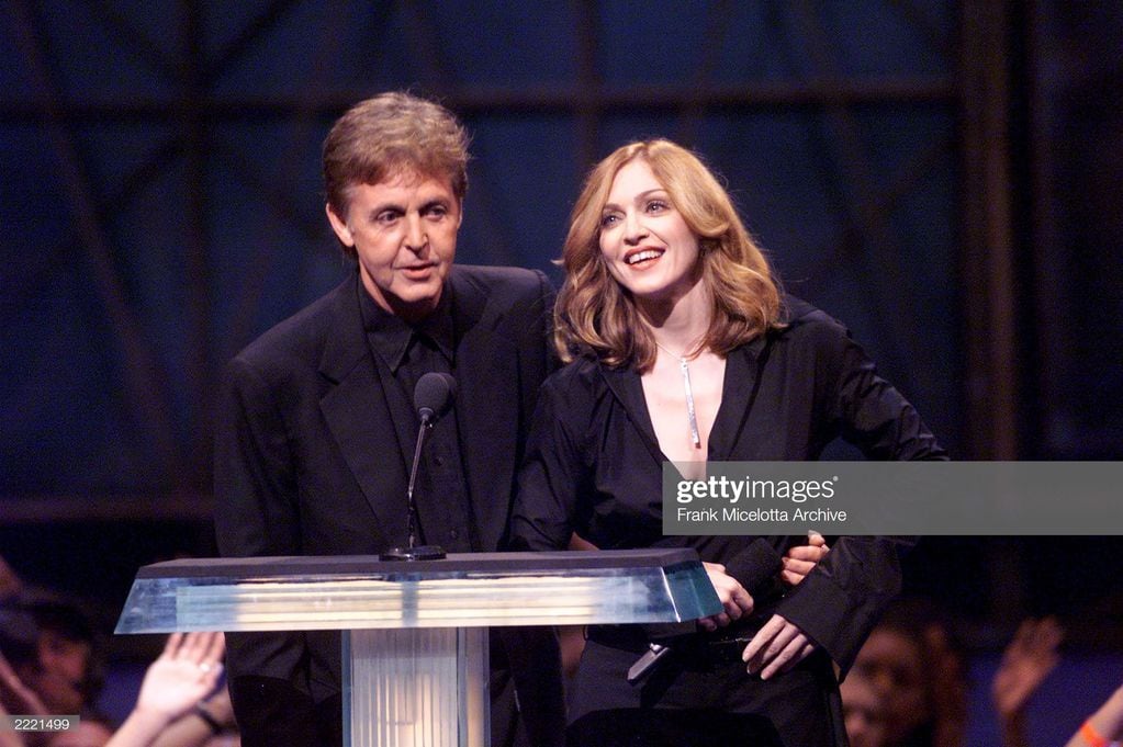 Paul McCartney y Madonna presentando los premios VMA.