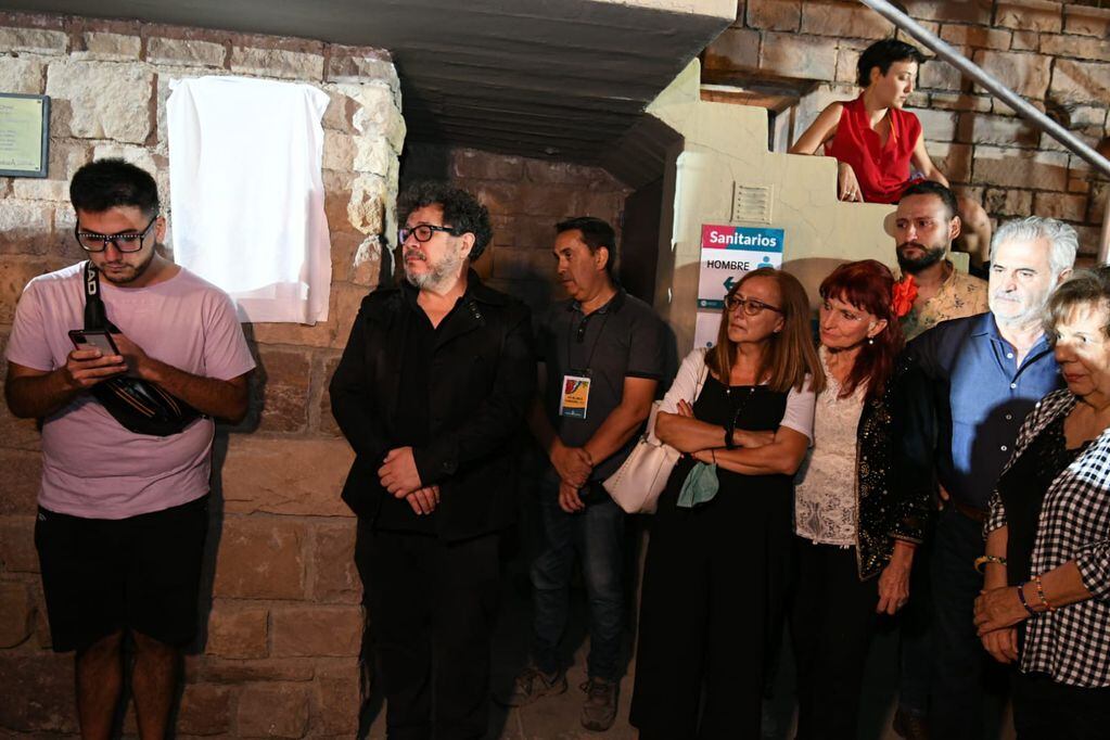 Homenaje al artista Claudio Martínez en una pausa del ensayo general de Vendimia en el teatro Fran Romero Day, donde se colocó una placa conmemorativa.
