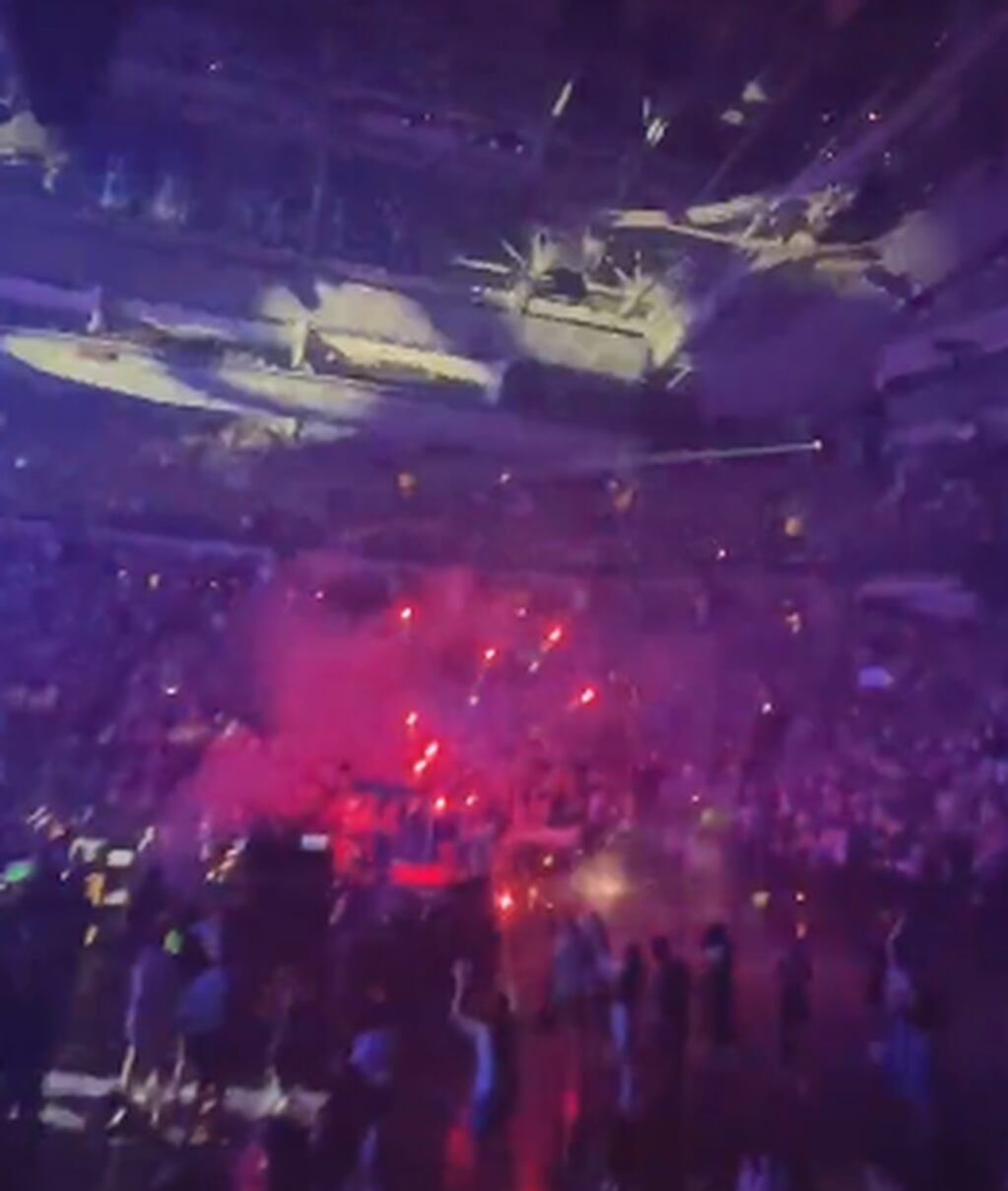 Estallaron fuegos artificiales en el show de Dua Lipa, en Toronto. Captura video.