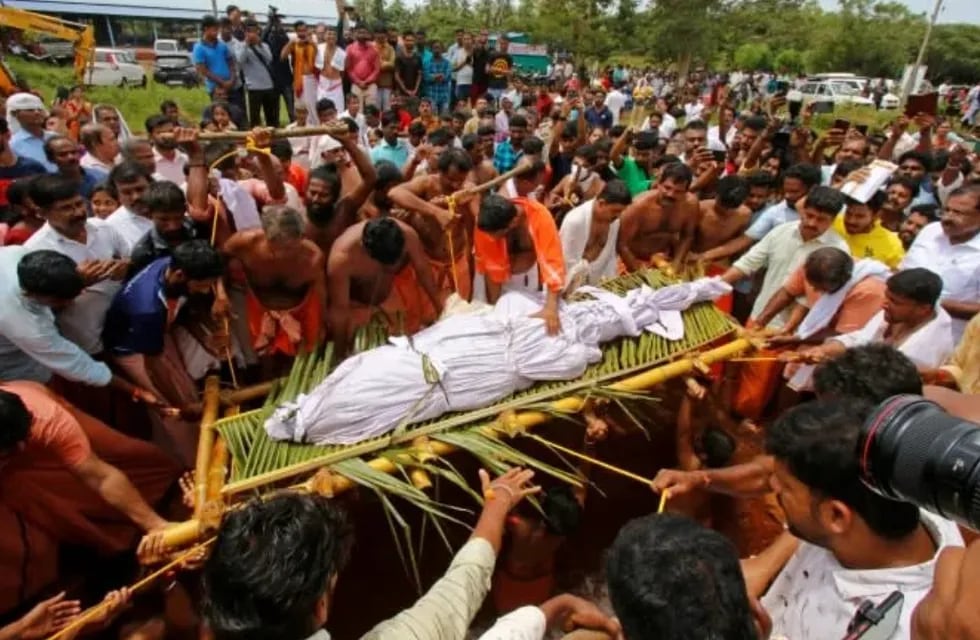 Cientos de personas acudieron al funeral de Babiya. Foto: Gentileza