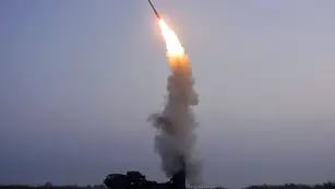 El lanzamiento de prueba de un misil antiaéreo. (Agencia Central de Noticias de Corea / Servicio de Noticias de Corea vía AP)