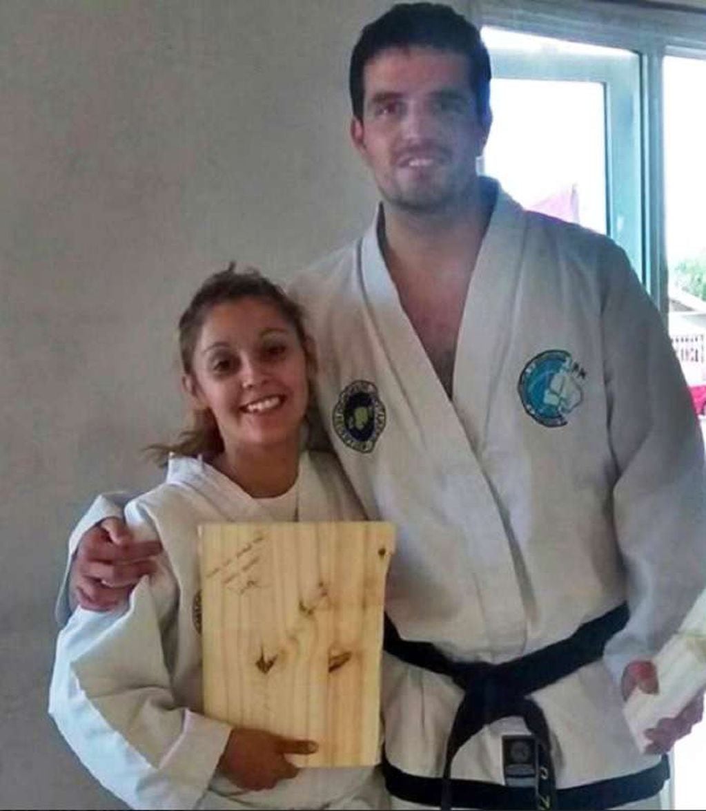 
Sabon. Daniel Zalazar daba clases de Taekwondo a Claudia Arias y a sus hijos.
