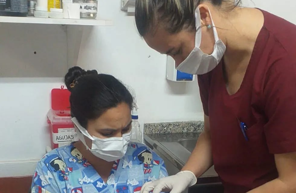 Silvana Alcalde junto a una paciente del Centro de Salud 129 de Malargüe.