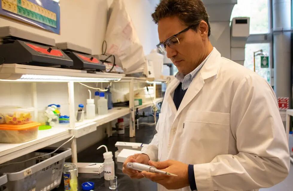Rodolfo Willoud, uno de los investigadores en química analítica más experimentados y reconocidos del país, dirige el Laboratorio de Química Analítica para Investigación y Desarrollo (QUIANID)