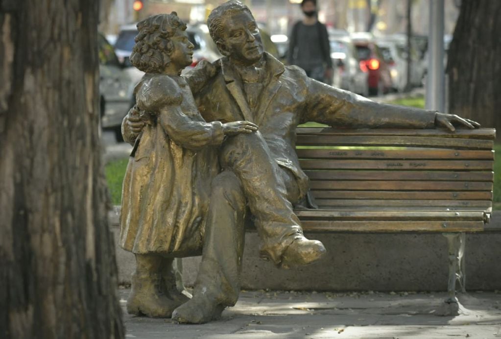 Estatua del General San Martín junto a su hija, Merceditas, ubicada en la Alameda. Foto: Gentileza