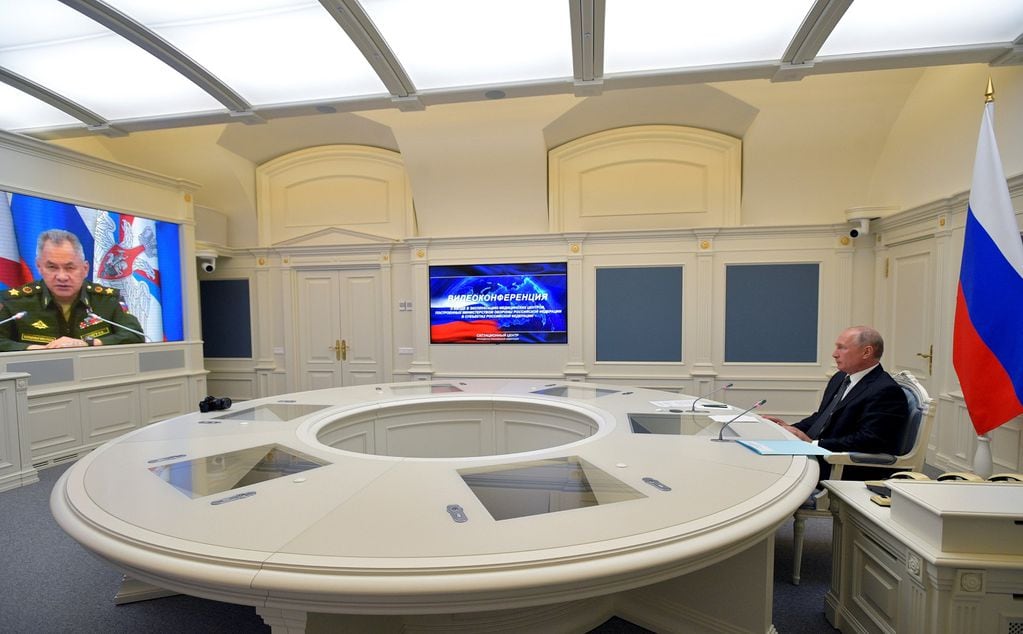 El presidente ruso Vladimir Putin y el ministro de Defensa, Sergei Shoigu, en una conferencia virtual. - 