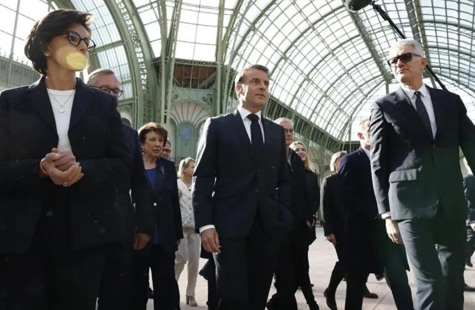 El presidente francés, Emmanuel Macron (c), durante su visita al Grand Palais. EFE/EPA/Yoan Valat