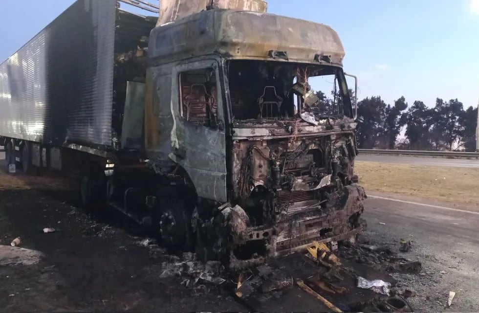 Un camión con carga de vinos se consumió en llamas en el Acceso Este. Foto: Matías Pascualetti.