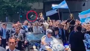 Video: el momento en que le tiraron un botellazo a Javier Milei cuando se dirigía a la Casa Rosada
