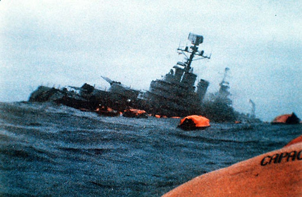 Hundimiento del Crucero Manuel Belgrano durante la guerra de las Islas Malvinas en 1982