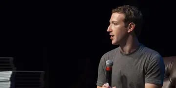 La red social más difundida comentará ahora los libros que Mark Zuckerberg -su fundador- proponga cada quince días. El primero es el de un economista venezolano Moisés Naim. “Estoy ansioso por leerlo”.