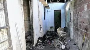 Dramático: una mujer, su hija de cinco años y dos jóvenes murieron en el incendio de una casa