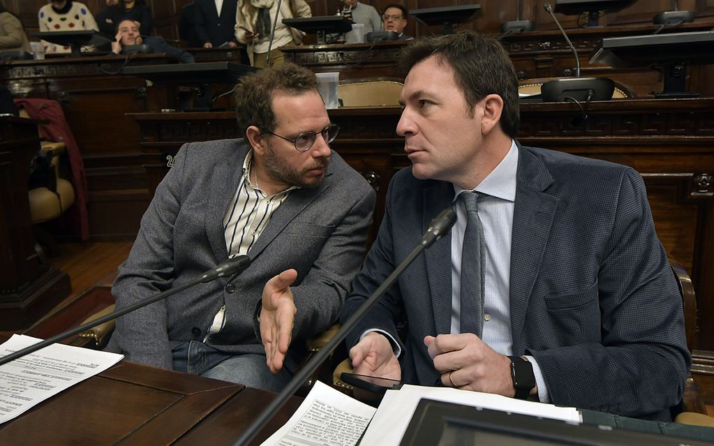 El senador Lucas Ilardo (izquierda), autor del proyecto de ley que se modificó en la Cámara de Diputados. Foto: Orlando Pelichotti

