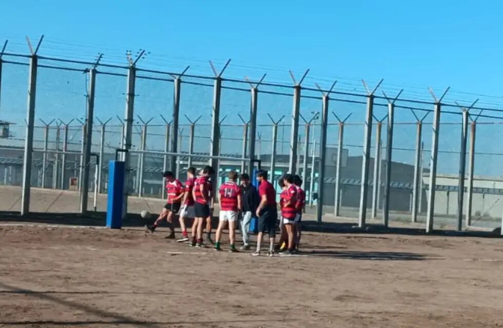 Rugby e inclusión: internos mendocinos jugaron un partido en la cárcel con un equipo profesional. Foto: Gentileza
