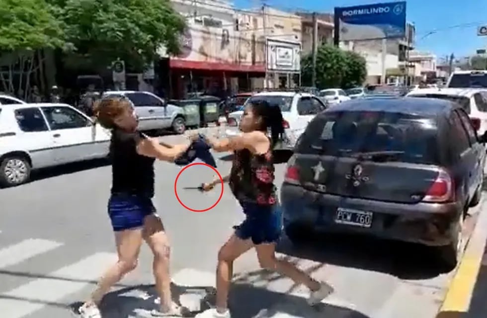 Una mujer le dio un puntazo a otra en pleno centro de Neuquén y el video se viralizó. / Foto: captura
