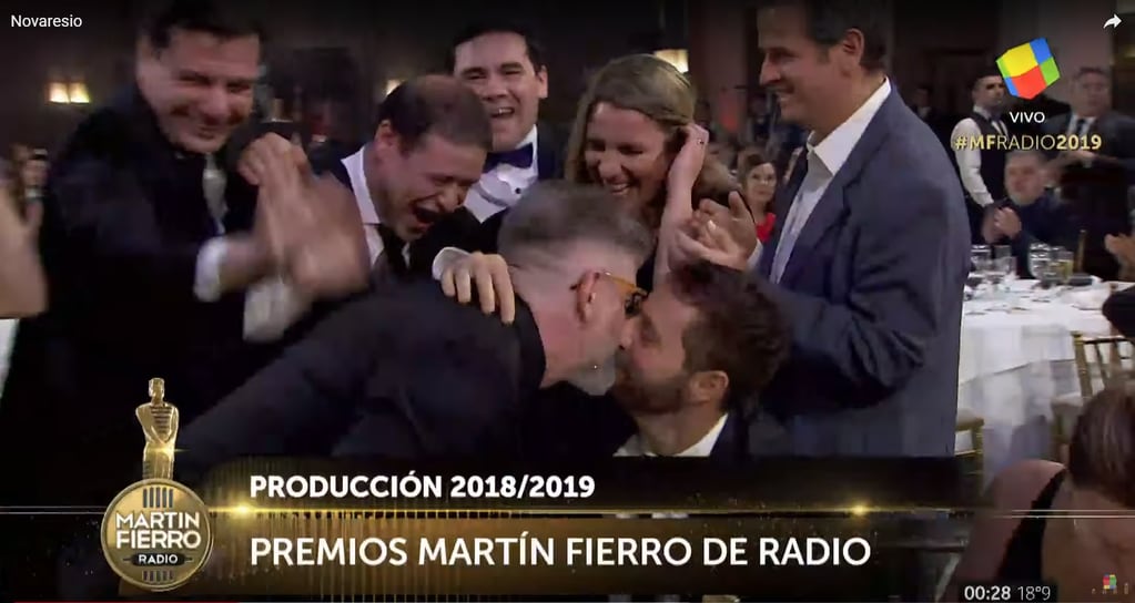 Luis Novaresio ganó un Martín Fierro de Radio y lo celebró a los besos con su novio